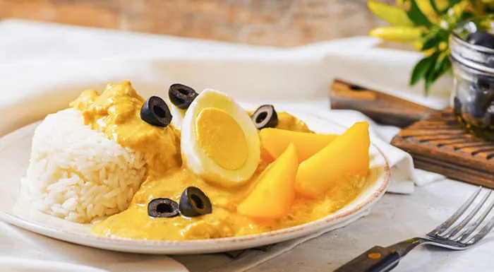Plato aji de gallina Perú